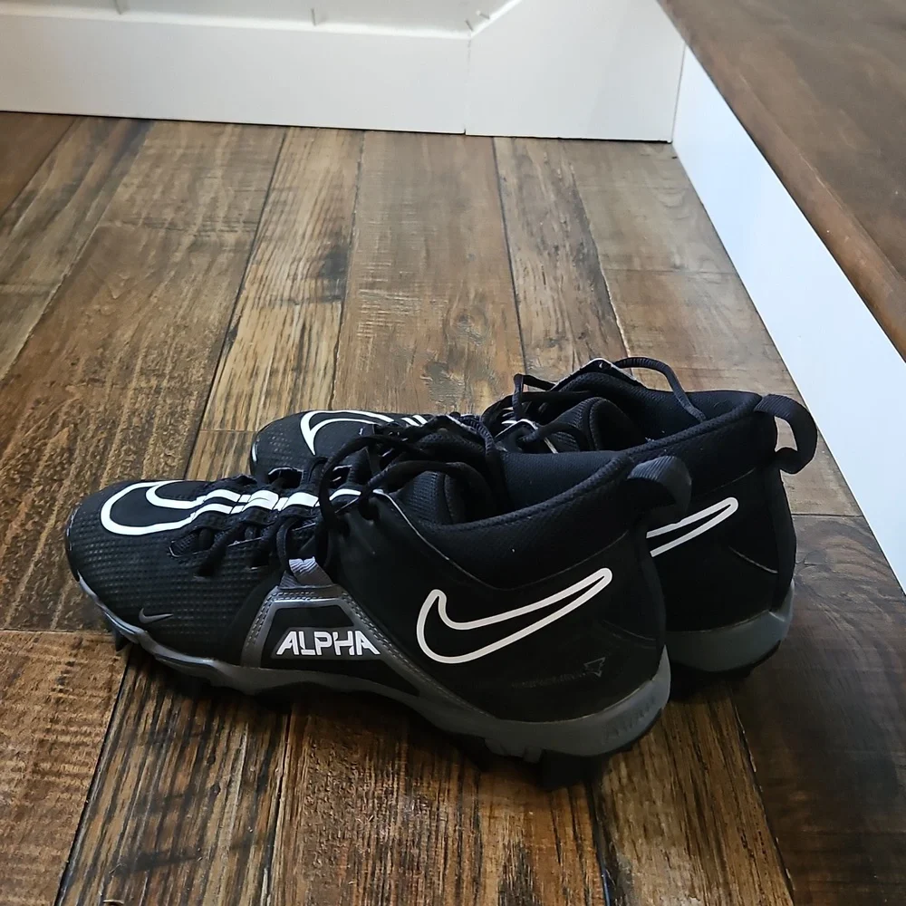 Nike Men's Alpha Fastflex Black and Gray Alpha Menace 3 Shark Football Cleats‎
